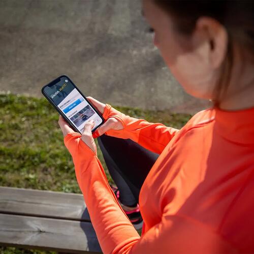 Žena prezerajúca si vernostný program v mobile