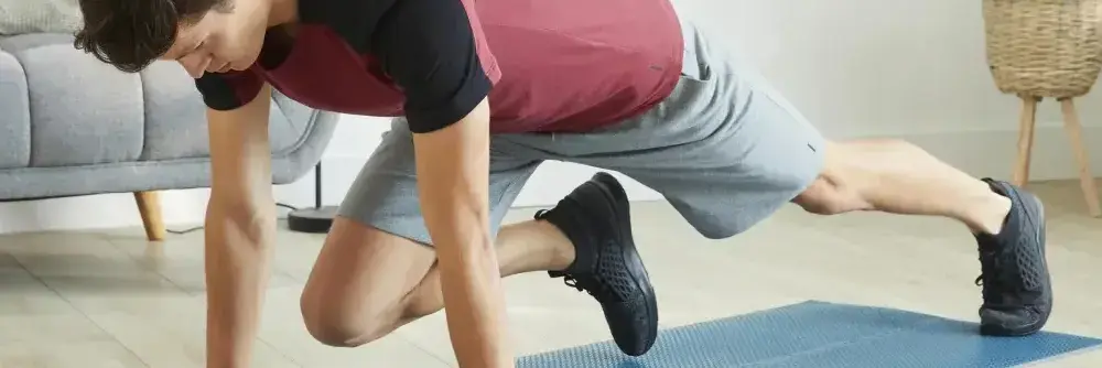 Mężczyzna w stroju sportowym ćwiczący na macie