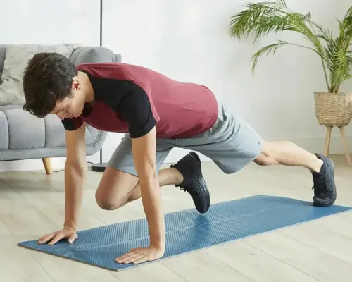 Mężczyzna w stroju sportowym ćwiczący na macie