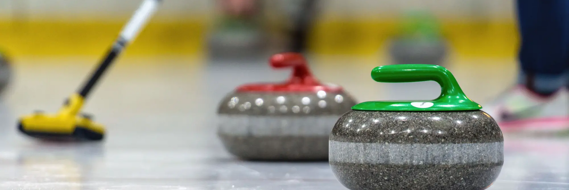 Sprzęt do curlingu leżący na lodzie
