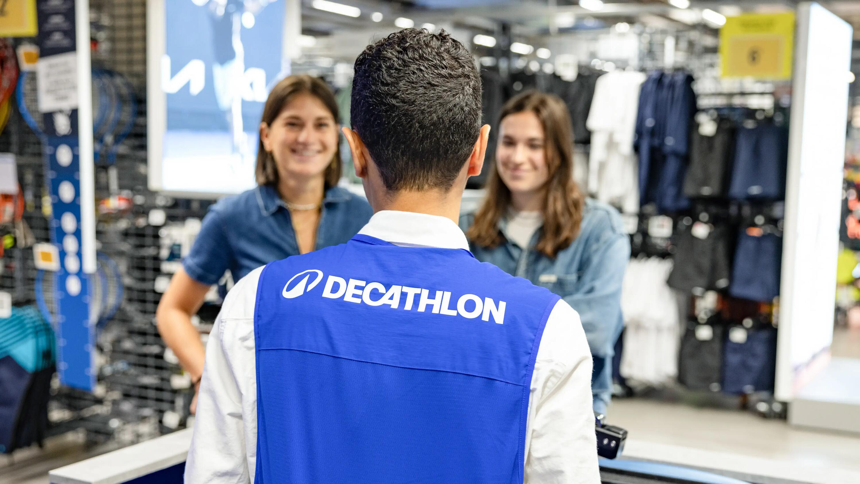 Empleado de Decathlon ofreciendo nuestros servicios