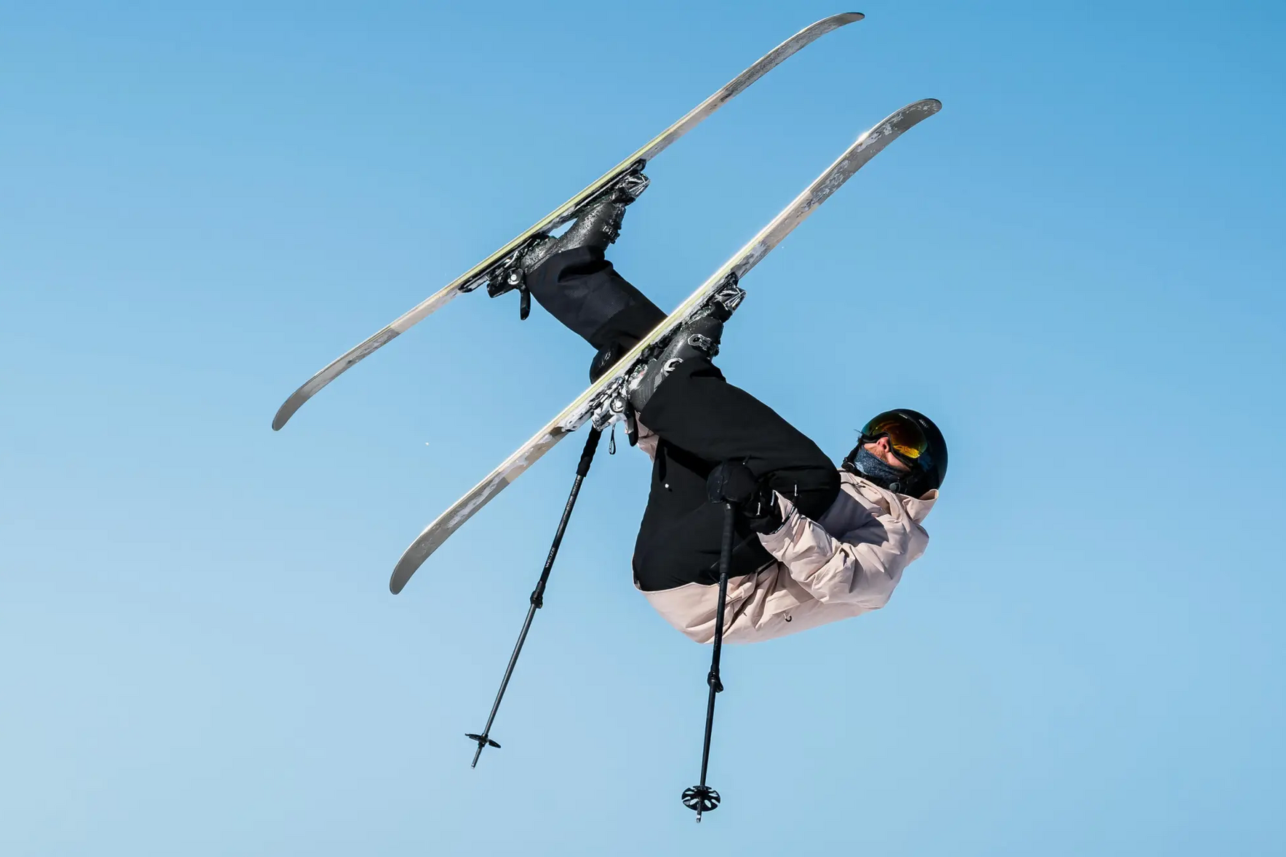 Kobieta trenująca freeskiing w maju
