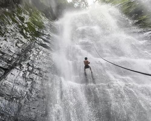 ¡Practica Torrentismo cerca de Bogotá, en la Cascada El Escobo!