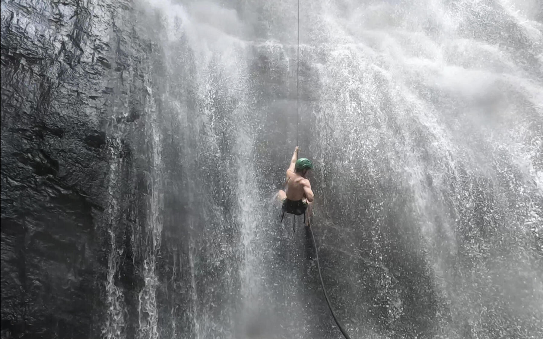 ¡Practica Torrentismo cerca de Bogotá, en la Cascada El Escobo!