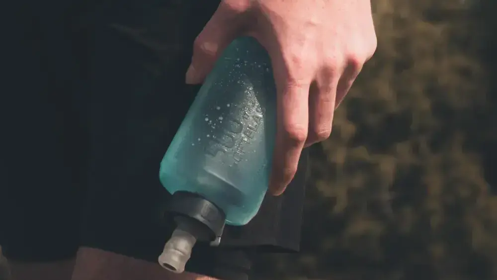 Waterfles in iemand zijn hand