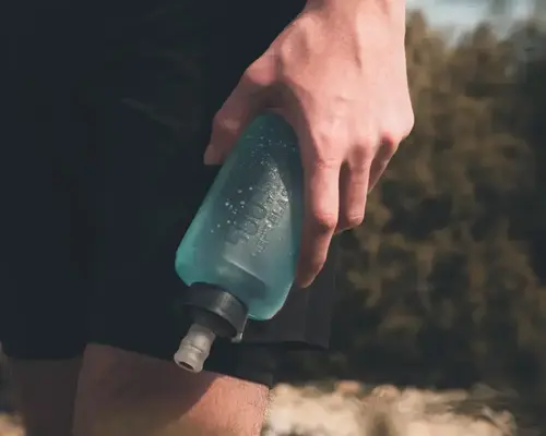 Wie trinkt man genug während des Wanderns?