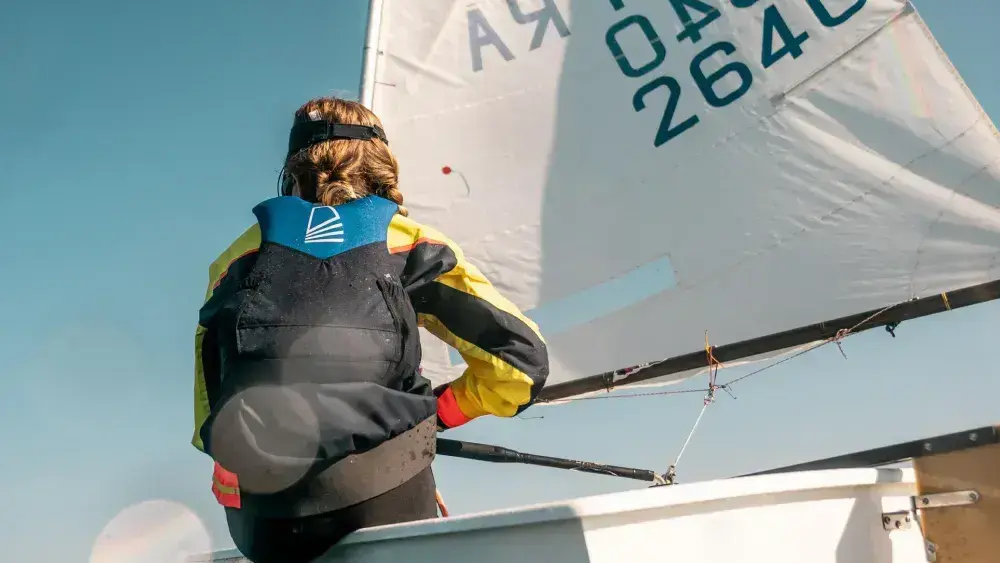 mujeres practicando 470 vela