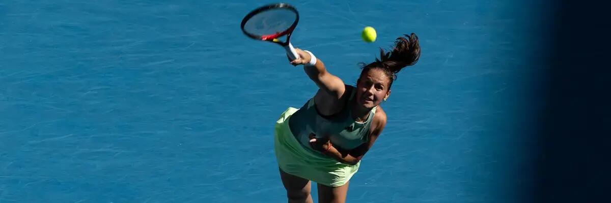 Une femme qui joue au tennis