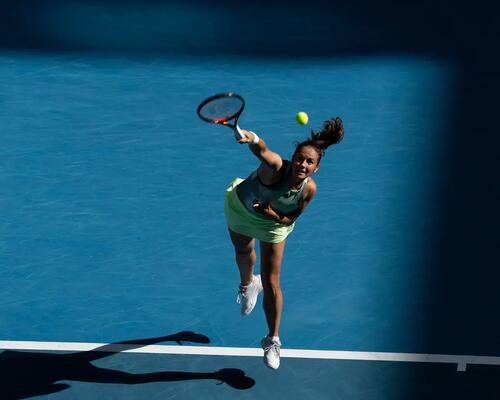 Une femme qui joue au tennis