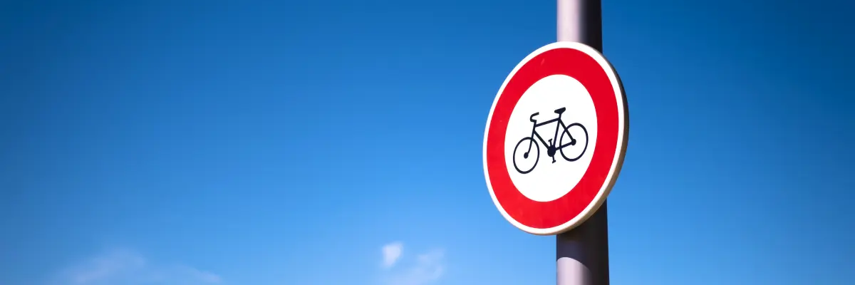 Znak drogowy dla rowerzystów na słupie przedstawiający zakaz wjazdu dla rowerów