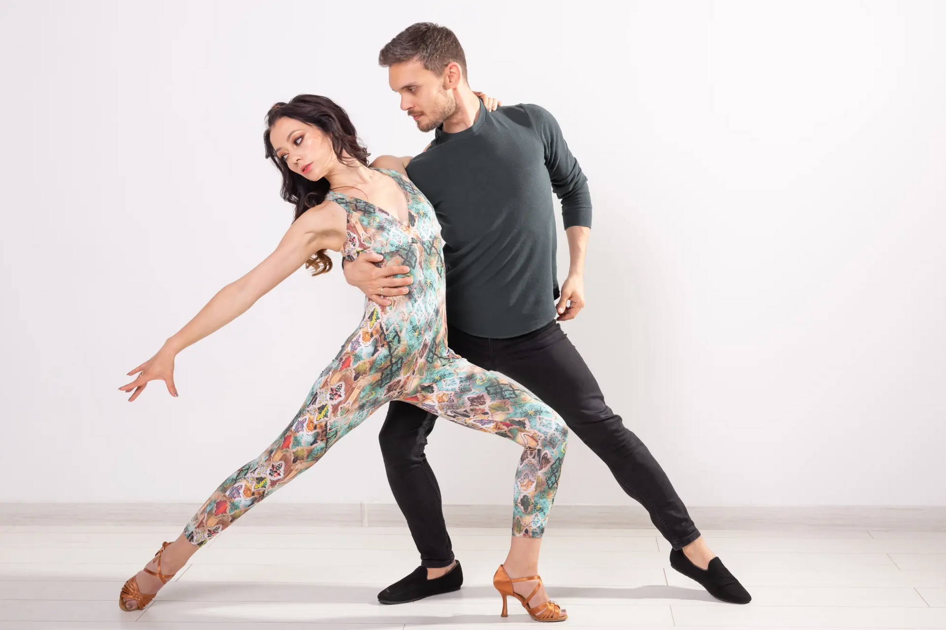 Instruktorzy pokazujący choreografię salsy przed zajęciami dla kursantów