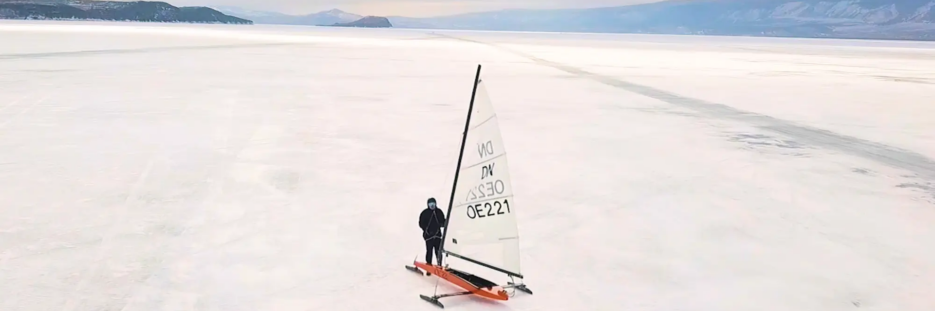 Mężczyzna uprawiający iceboarding na lodzie