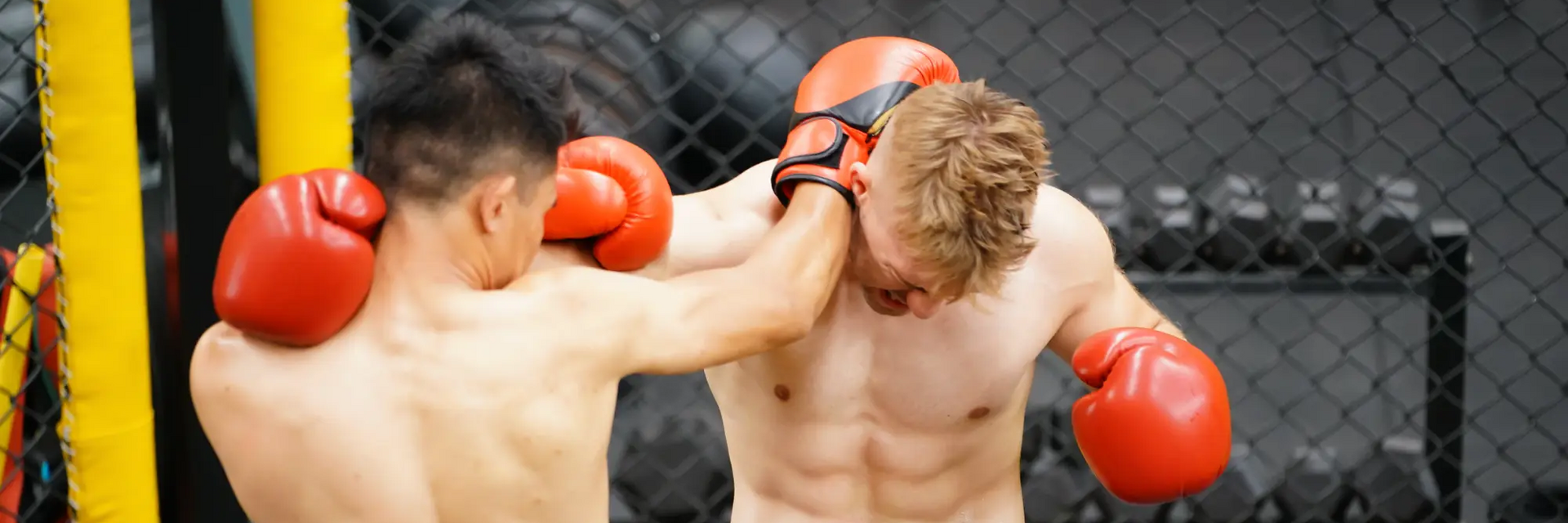 Mężczyźni walczący wClout MMA