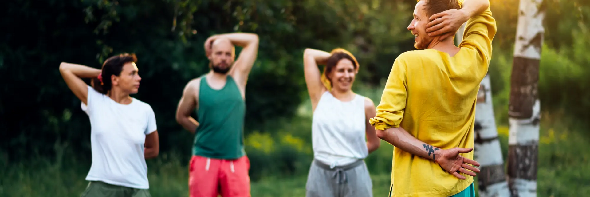 Grupa osób ćwicząca qigong w parku