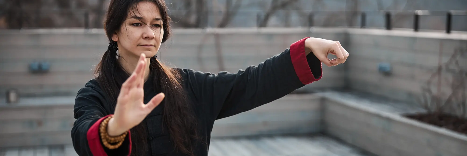 Kobieta ćwicząca tai chi