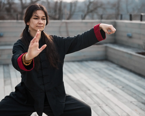 Kobieta ćwicząca tai chi