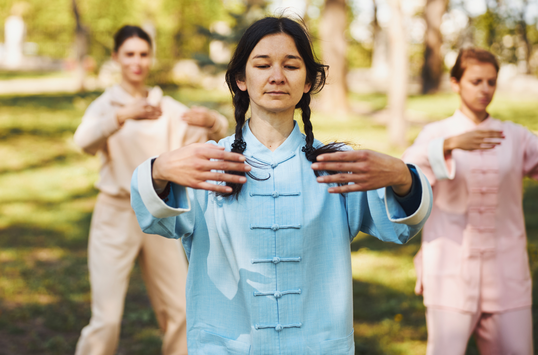 Kobiety ćwiczące tai chi w parku