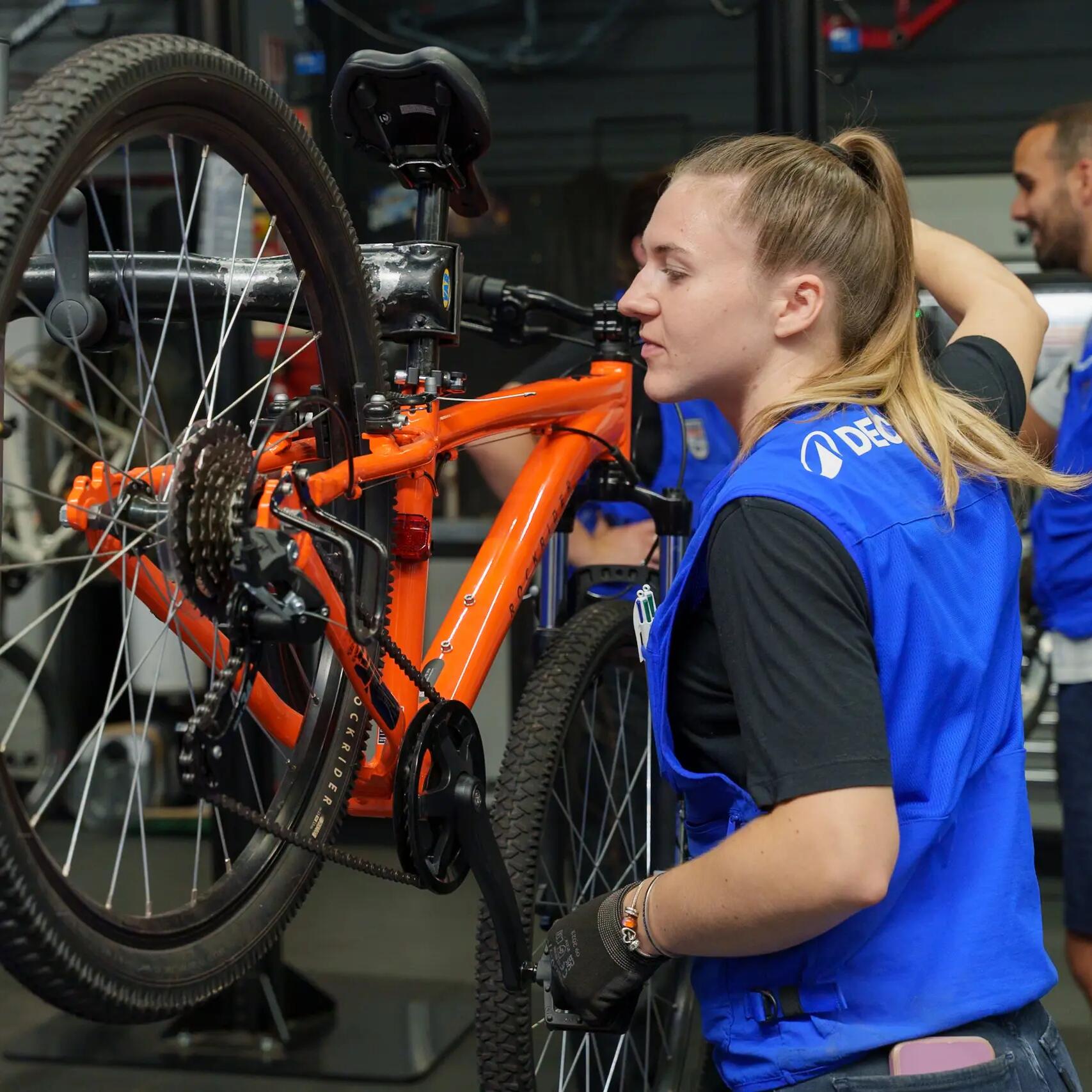 Trabajadora de Decathlon en el taller de bicicletas