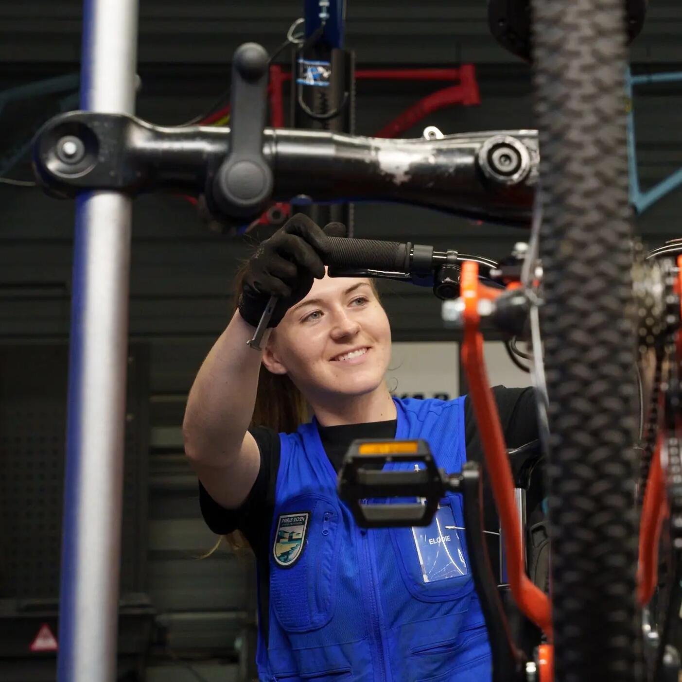 Técnica de taller Decathlon reparando una bicicleta