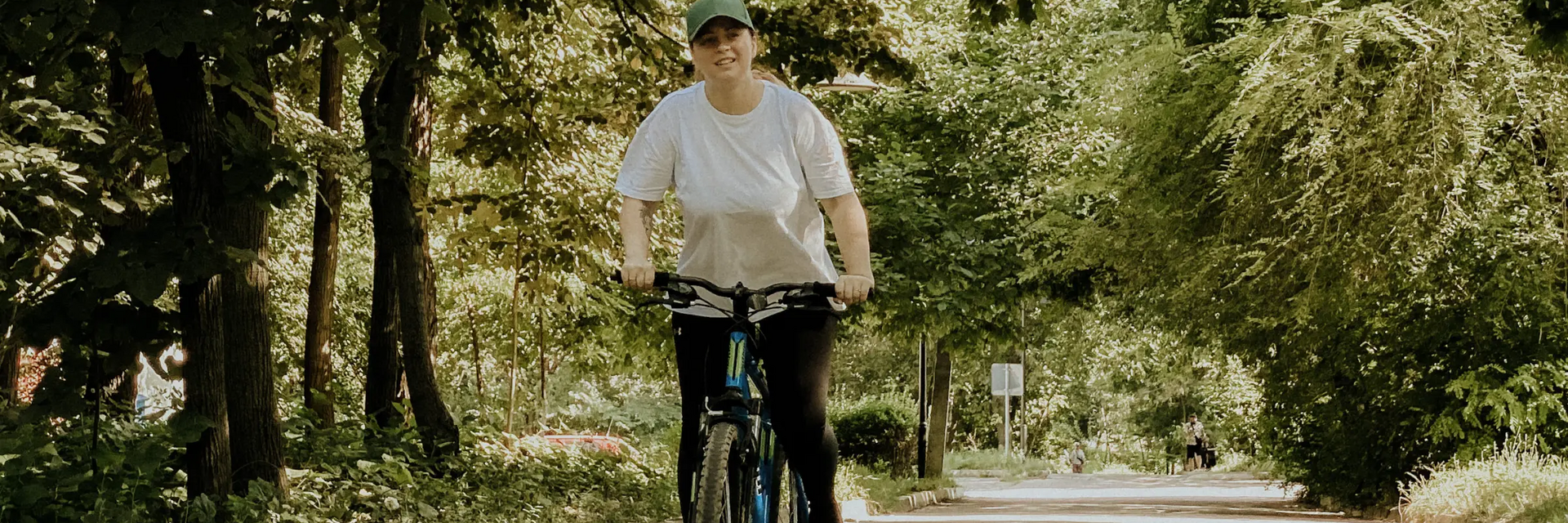 Kobieta o figurze gruszki jadąca na rowerze