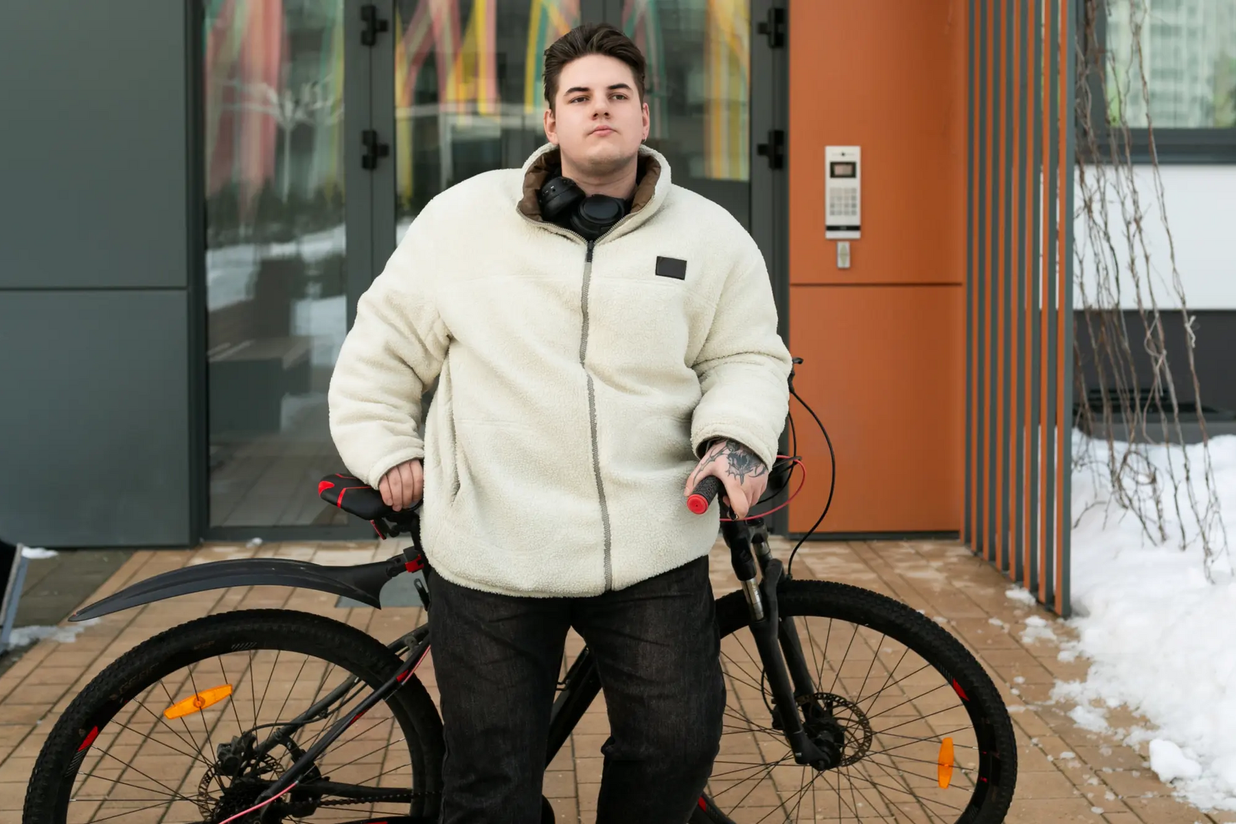 Otyły młody chłopak opierający się o rower gotowy na trening