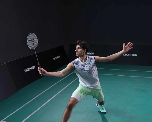 Mann spielt mit einem Badmintonschläger