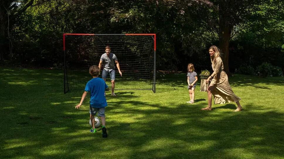 Fußball spielen Zuhause macht mit der ganzen Familie Spaß