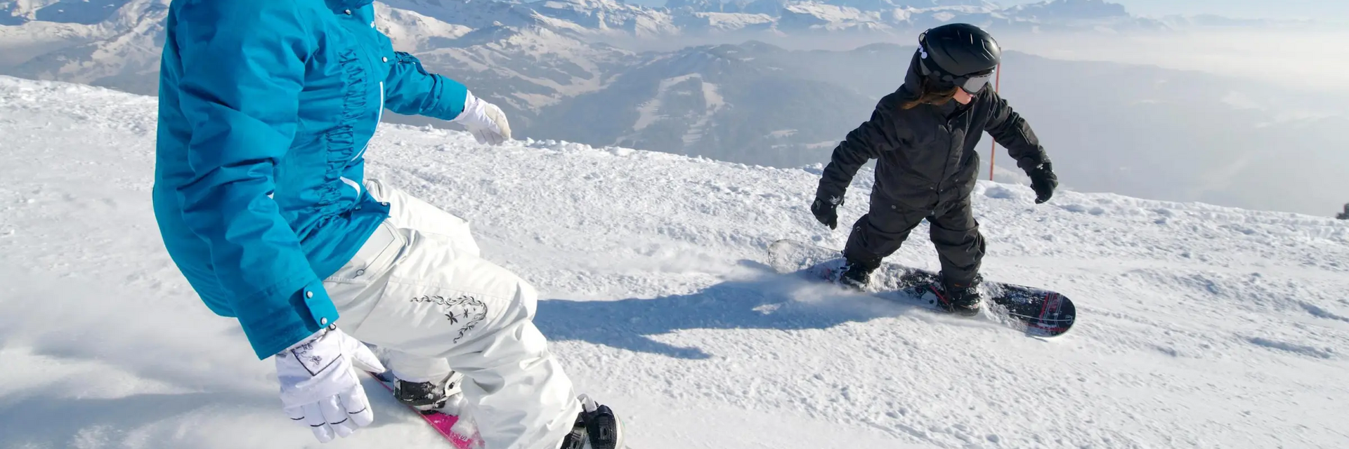 Para jeżdżąca na snowboardzie w odzieży zimowej
