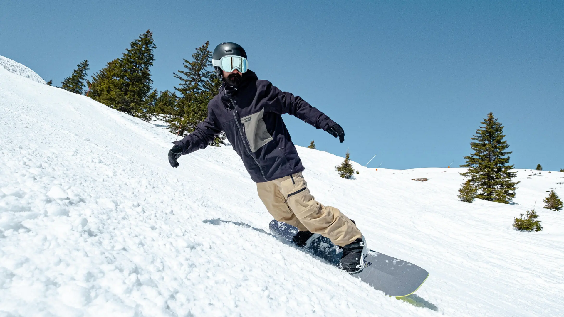 Mężczyzna zjeżdżający na desce w dopasowanych butach by uniknąć kontuzji w snowboardzie