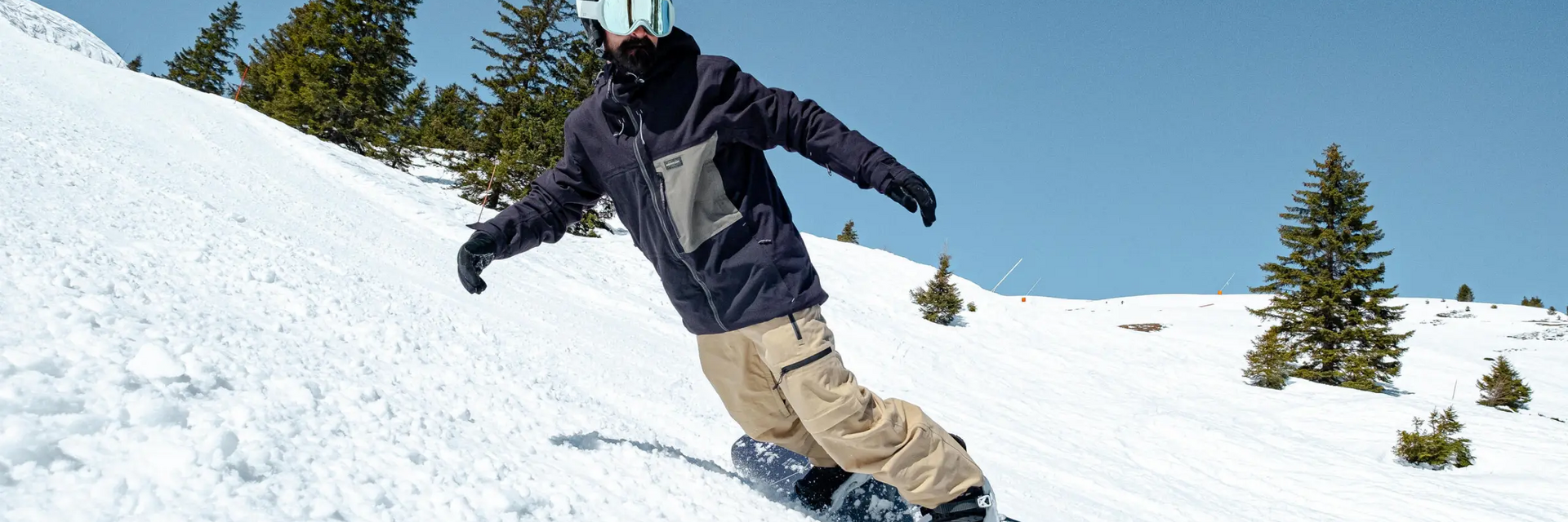 Mężczyzna zjeżdżający na desce w dopasowanych butach by uniknąć kontuzji w snowboardzie