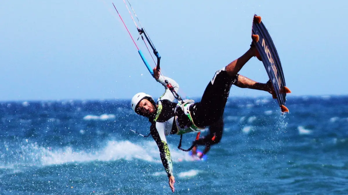 chico practicando kitesurf