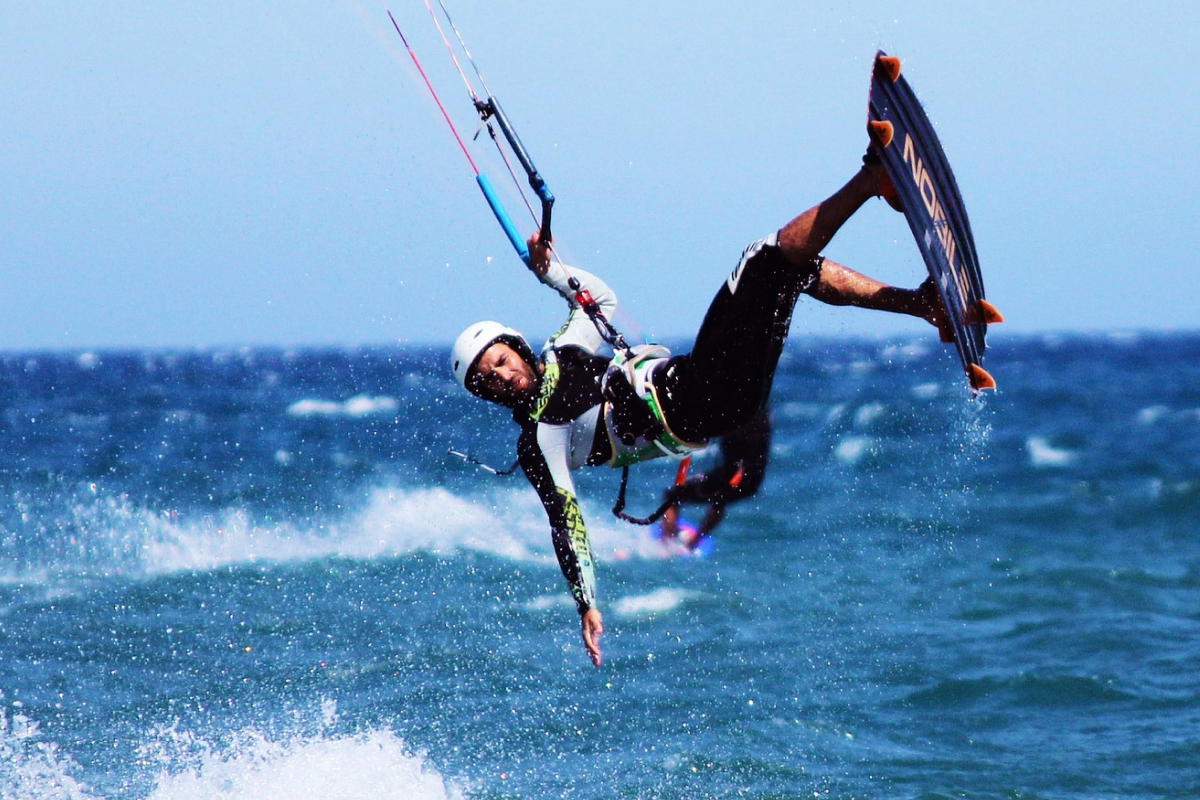 Mężczyzna trenujący freestyle kitesurfing na morzu