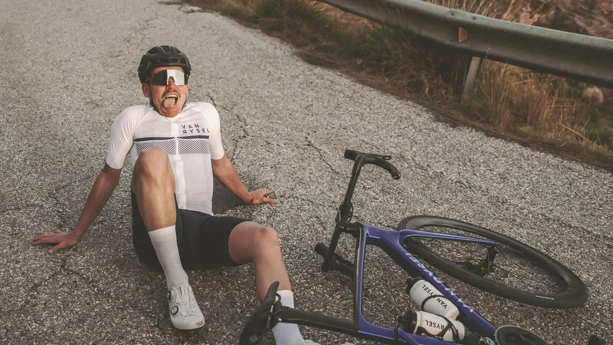 Persona junto a su bicicleta Van Rysel relajándose porque ha adquirido un seguro con Decathlon