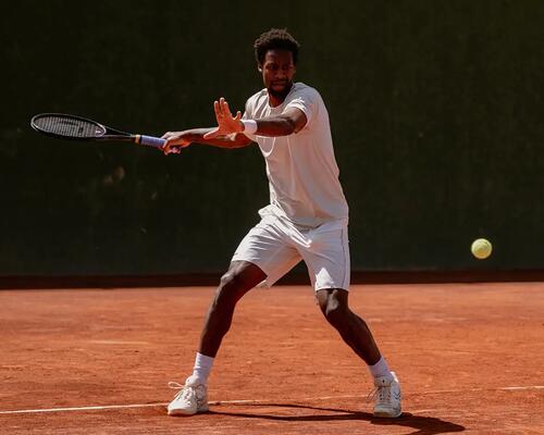femme prête à jouer avec sa raquette de tennis