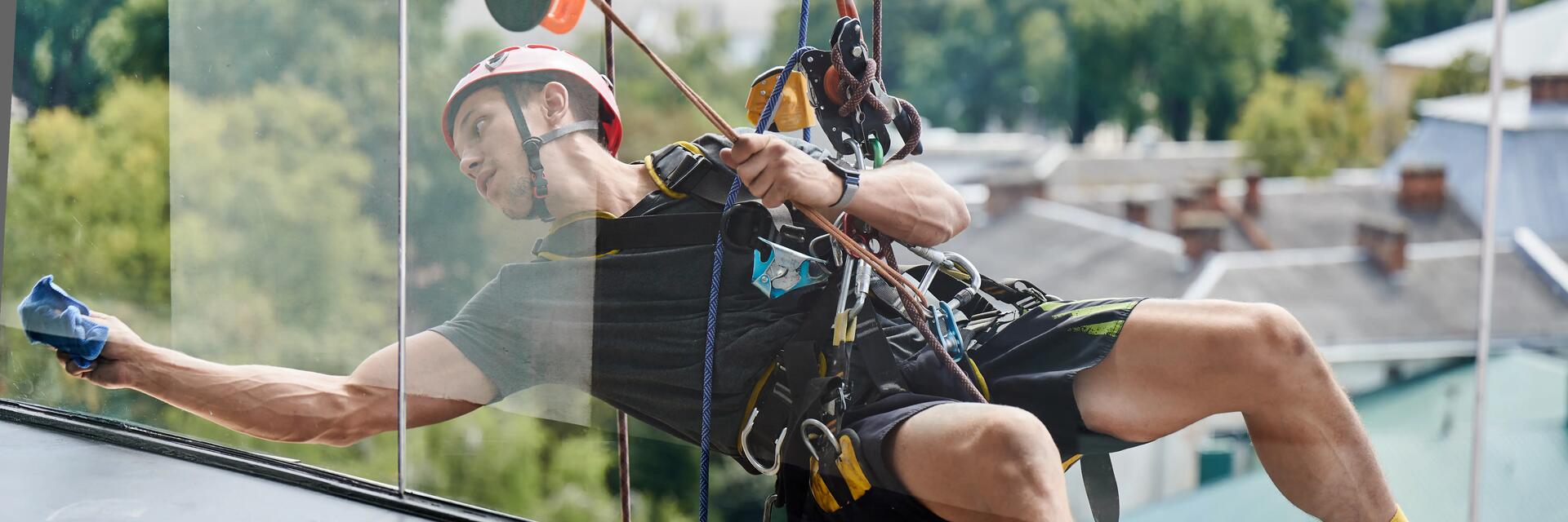 Mężczyzna pracujący jako alpinista przemysłowy