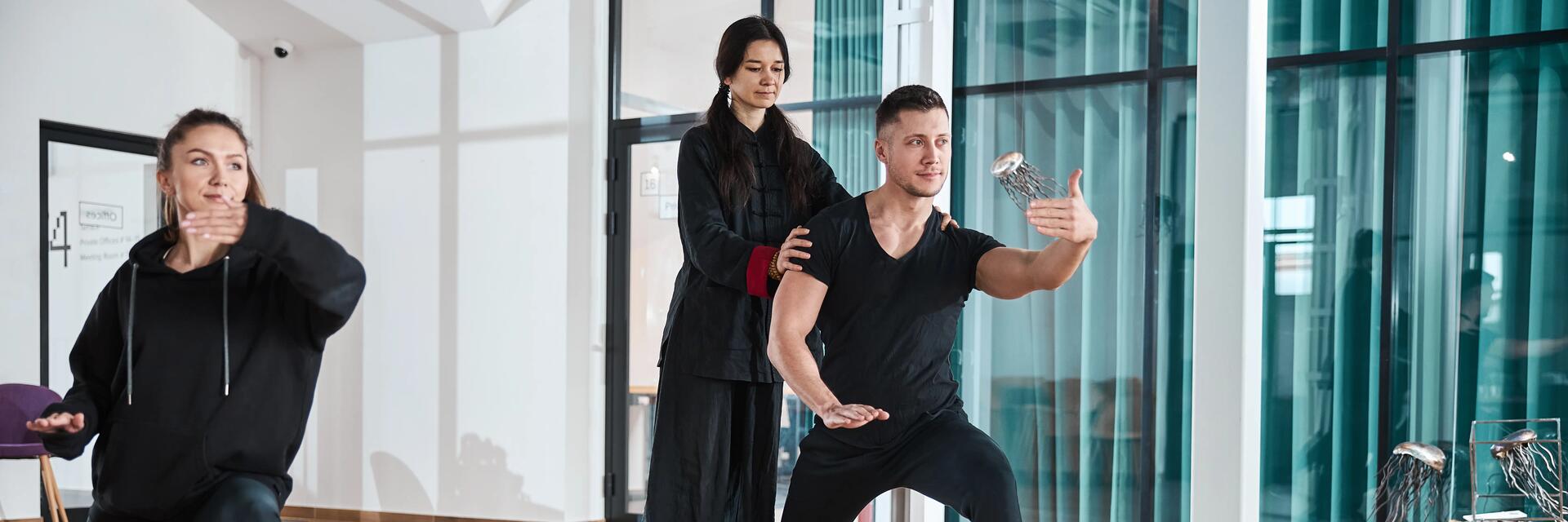 Kobieta i mężczyzna trenujący wing tsun pod okiem instruktorki