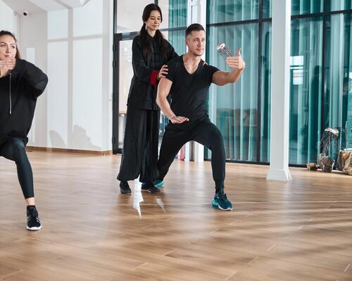 Kobieta i mężczyzna trenujący wing tsun pod okiem instruktorki