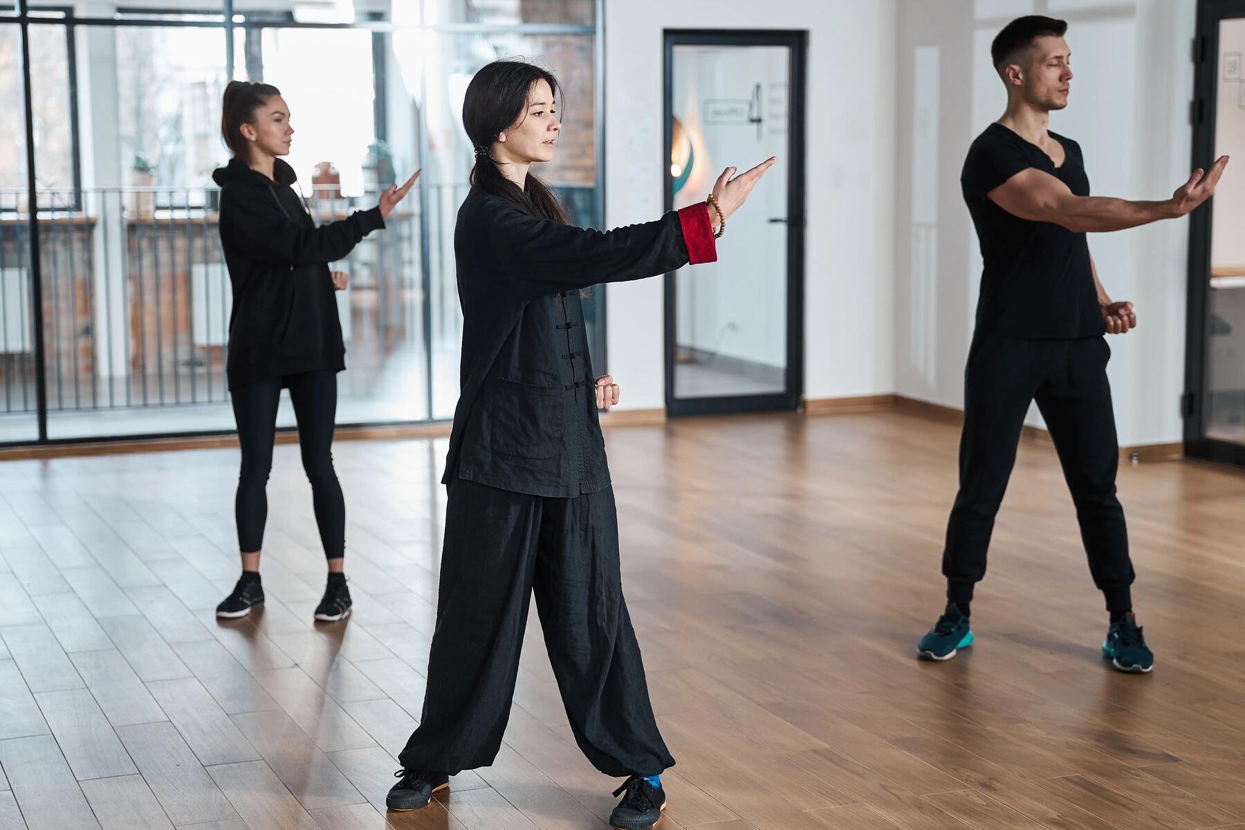 Trenerka trenująca techniki wing tsun z kursantami