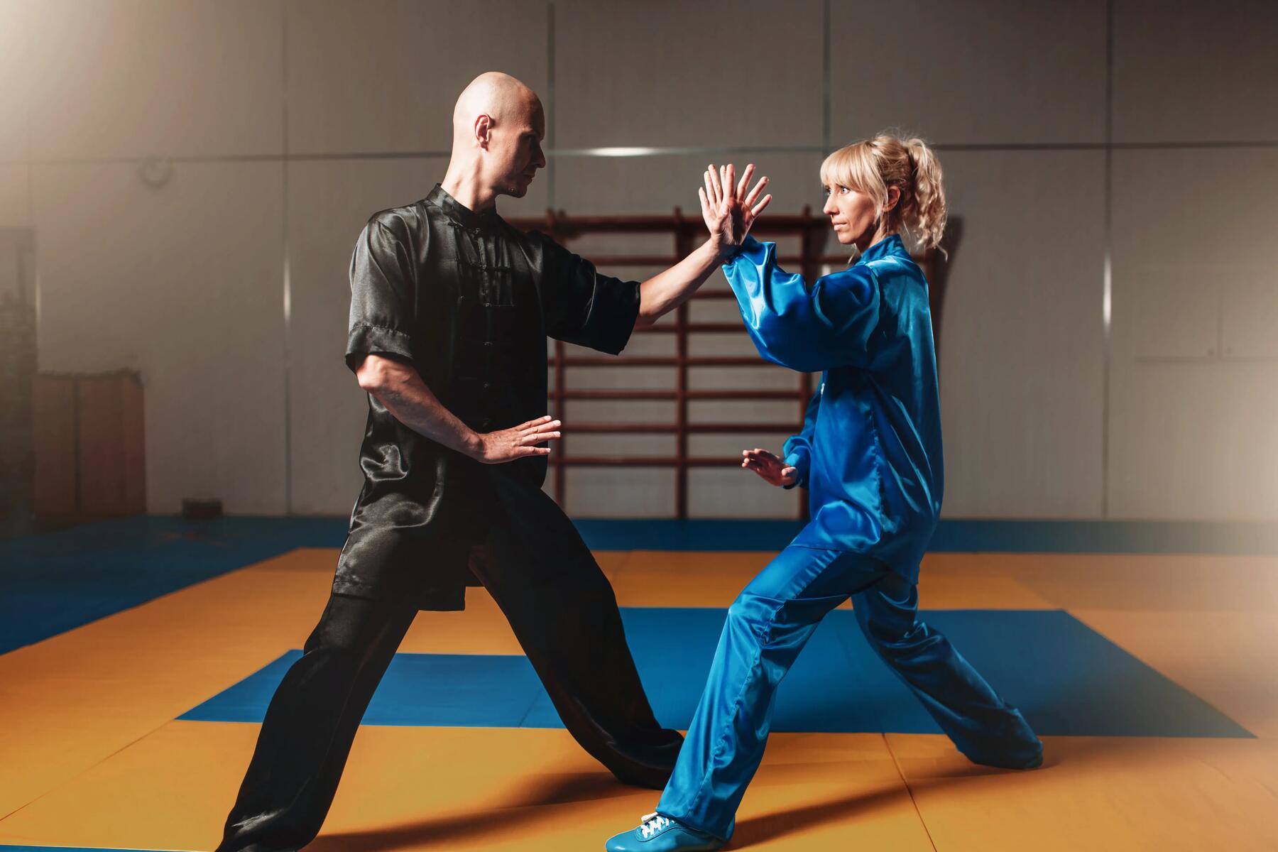 Kobieta z trenem wing tsun trenująca na treningu