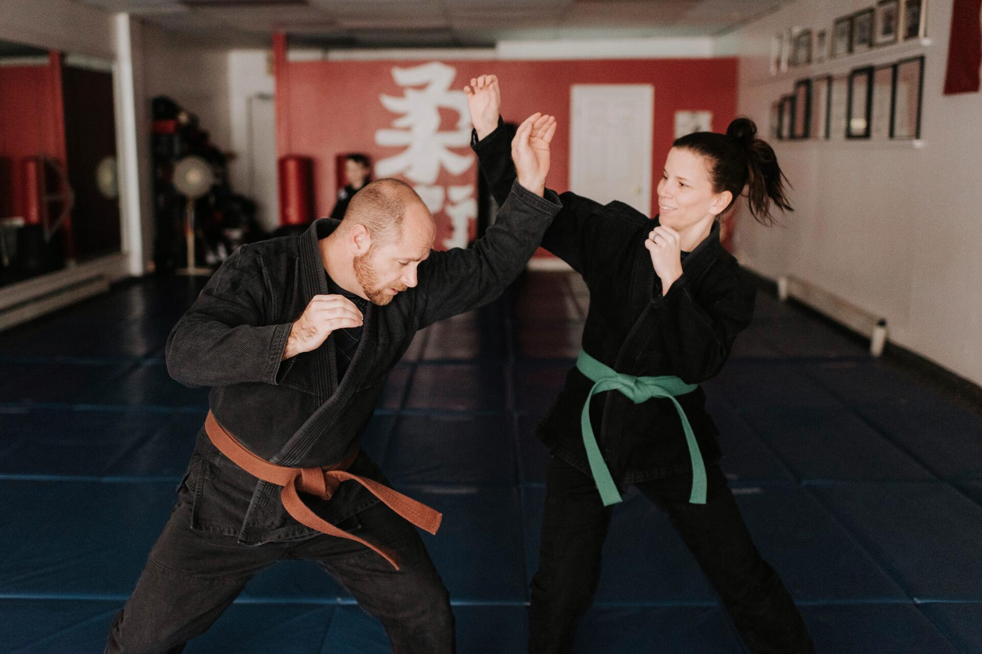 Mężczyzna pokazujący kobiecie techniki walki wing tsun