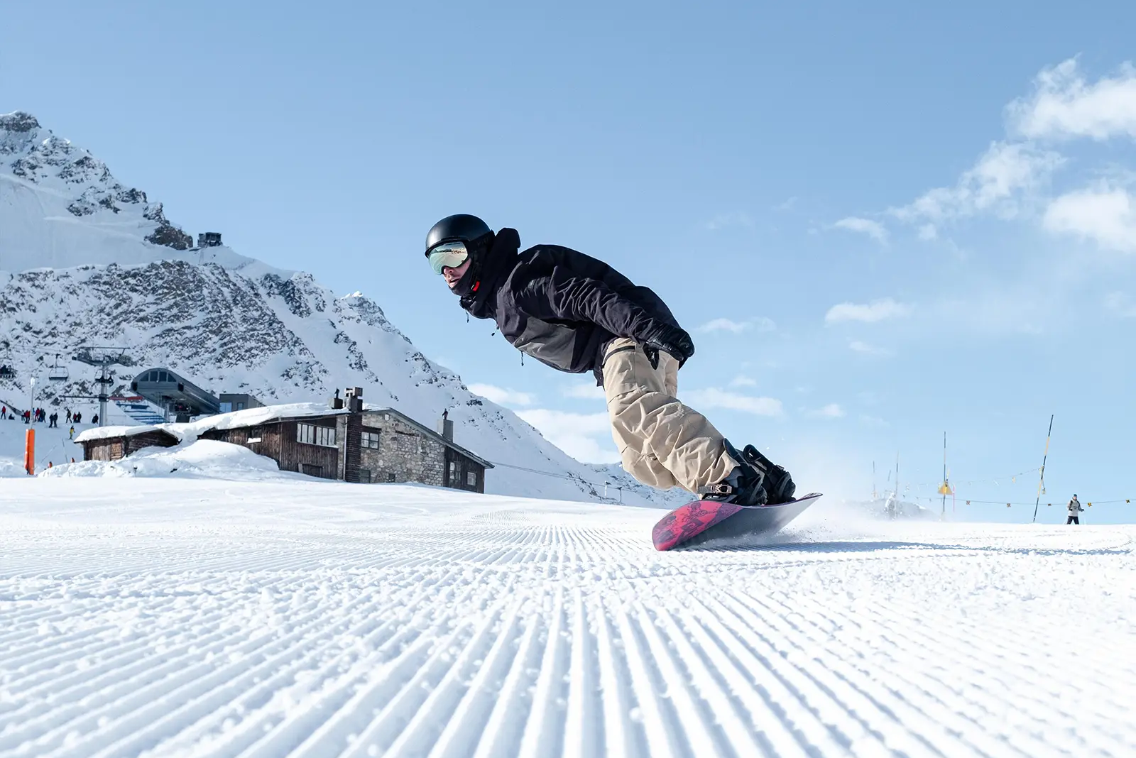 Mężczyzna jeżdżący na snowboardzie