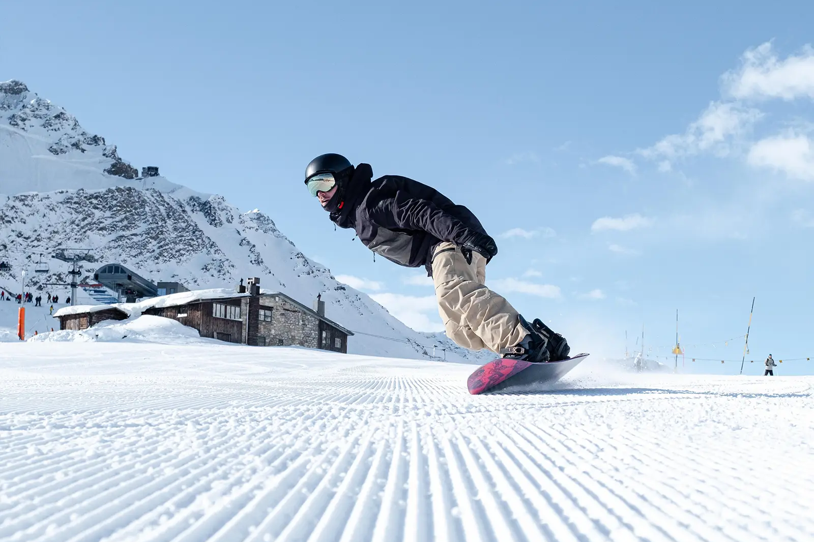 Mężczyzna jeżdżący na snowboardzie