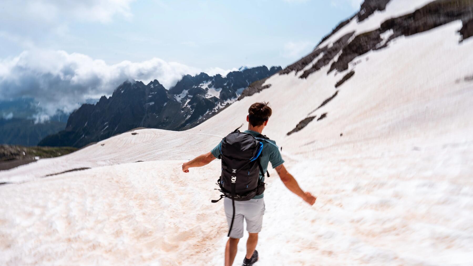 Schneefelder können beim Wandern im Frühling eine Gefahr darstellen