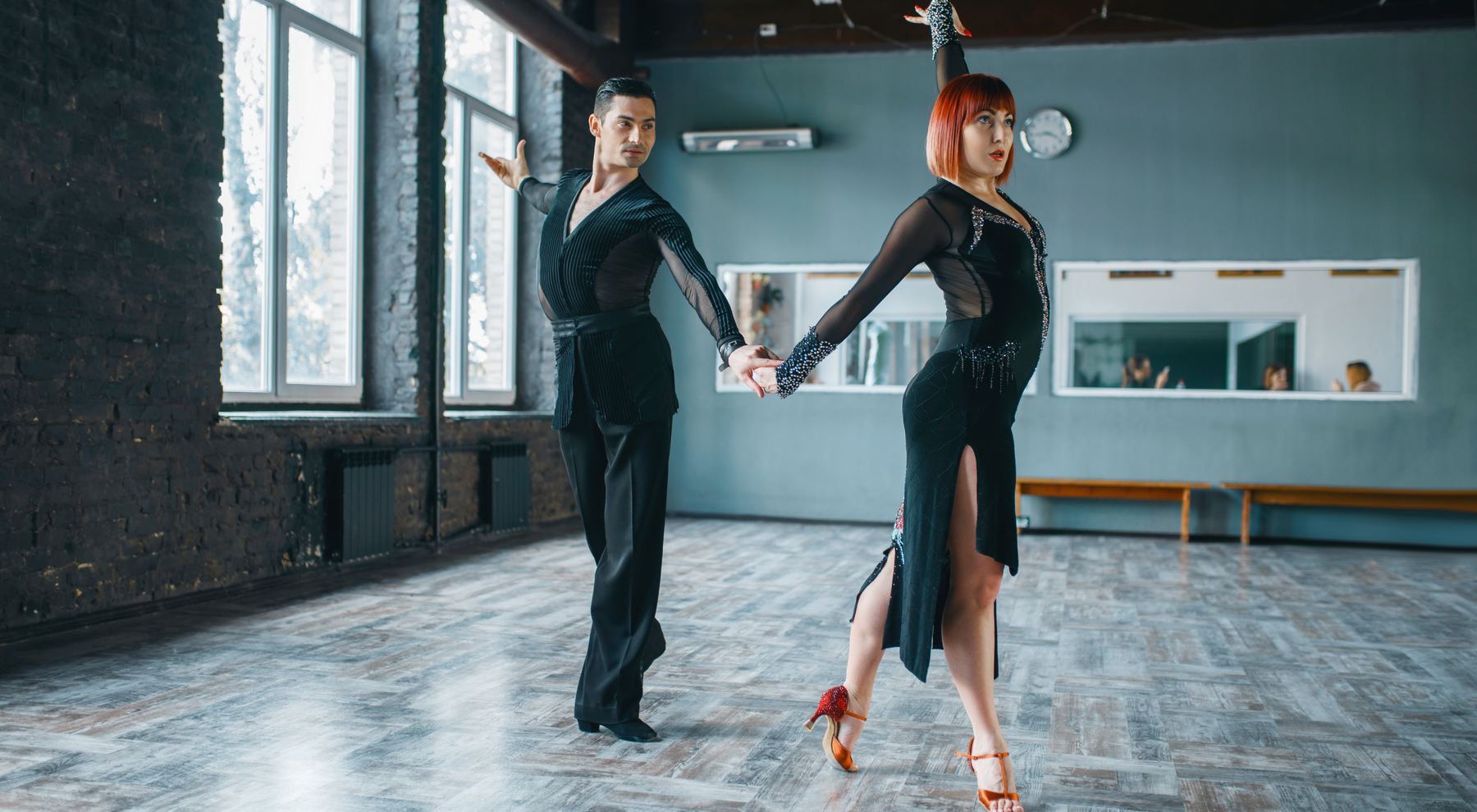 Instruktorzy rumby prezentujący choreografię na zajęcia kursantom