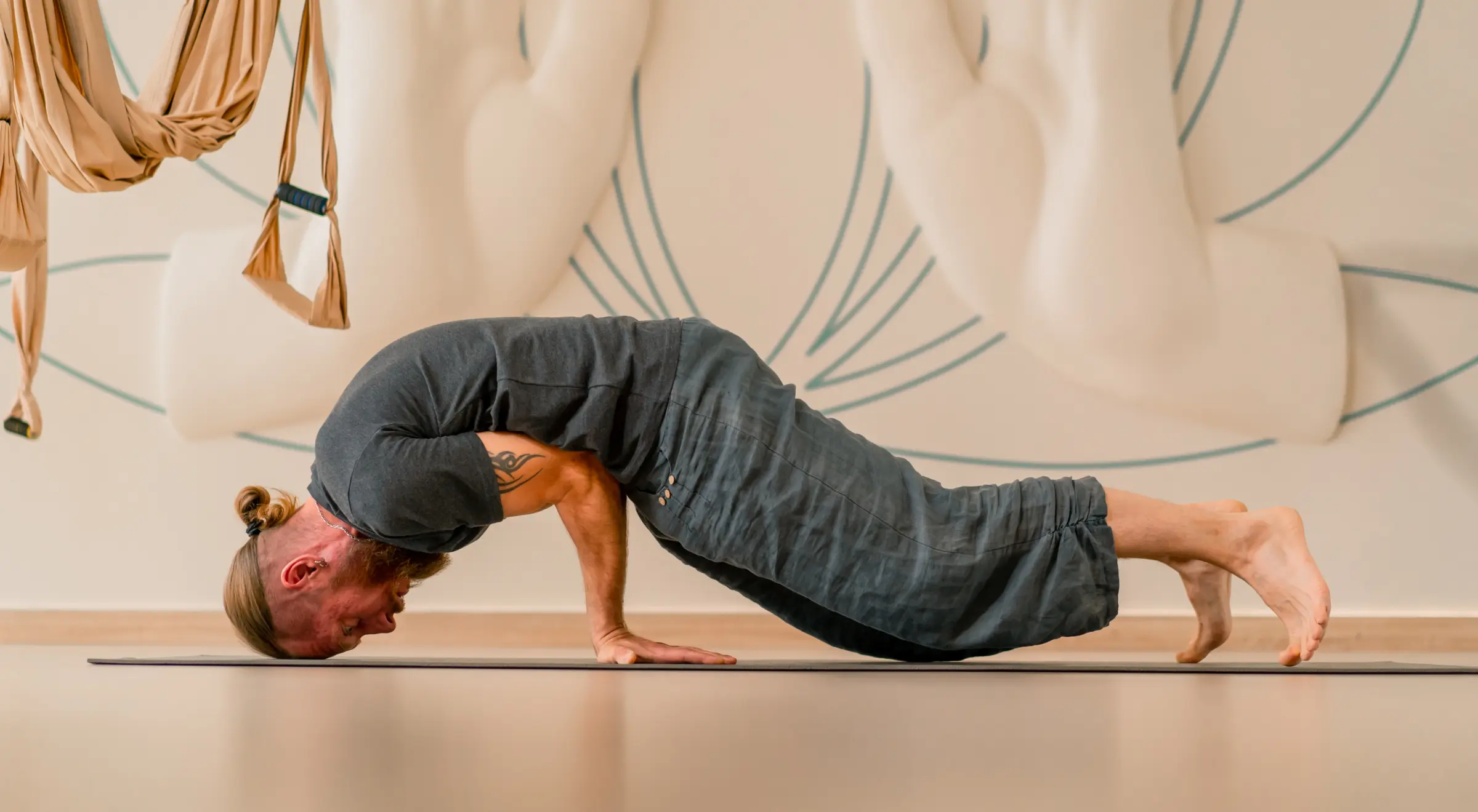 Joga – pozycja łabędzia (Hamsasana). Jak wykonać tę sekwencję jogi?