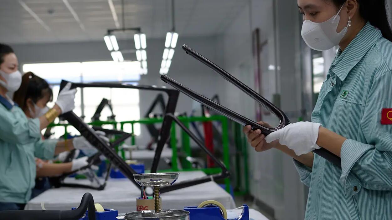 Foto eines Mannes vor einer Tafel