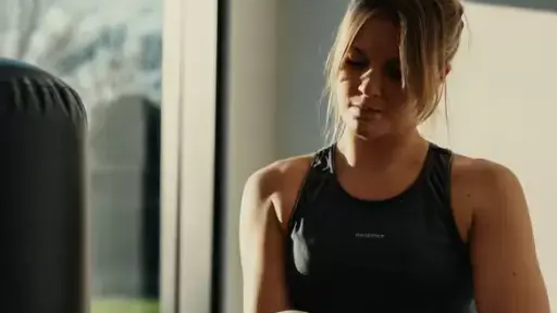 Beim Fitnessboxen kombinierst du grundlegende Tritte und Schläge