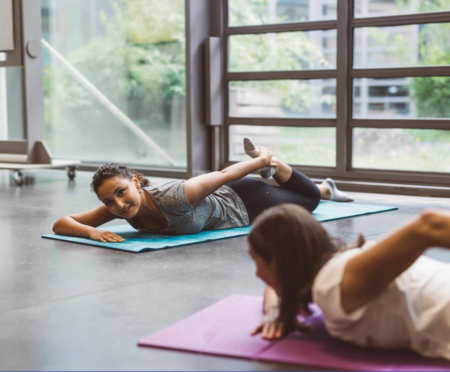 Estiramientos de cuádriceps en el suelo