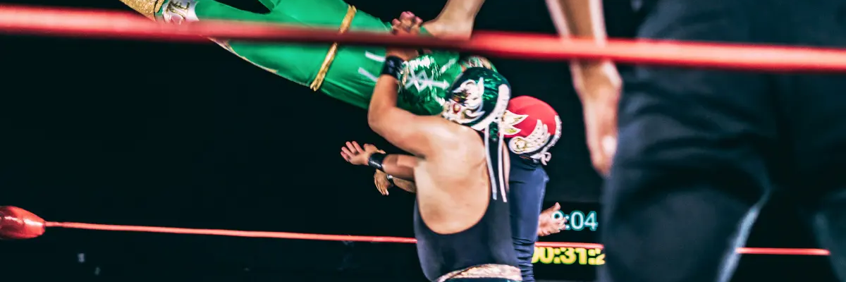 Dwóch mężczyzn biorących udział we wrestlingu na ringu