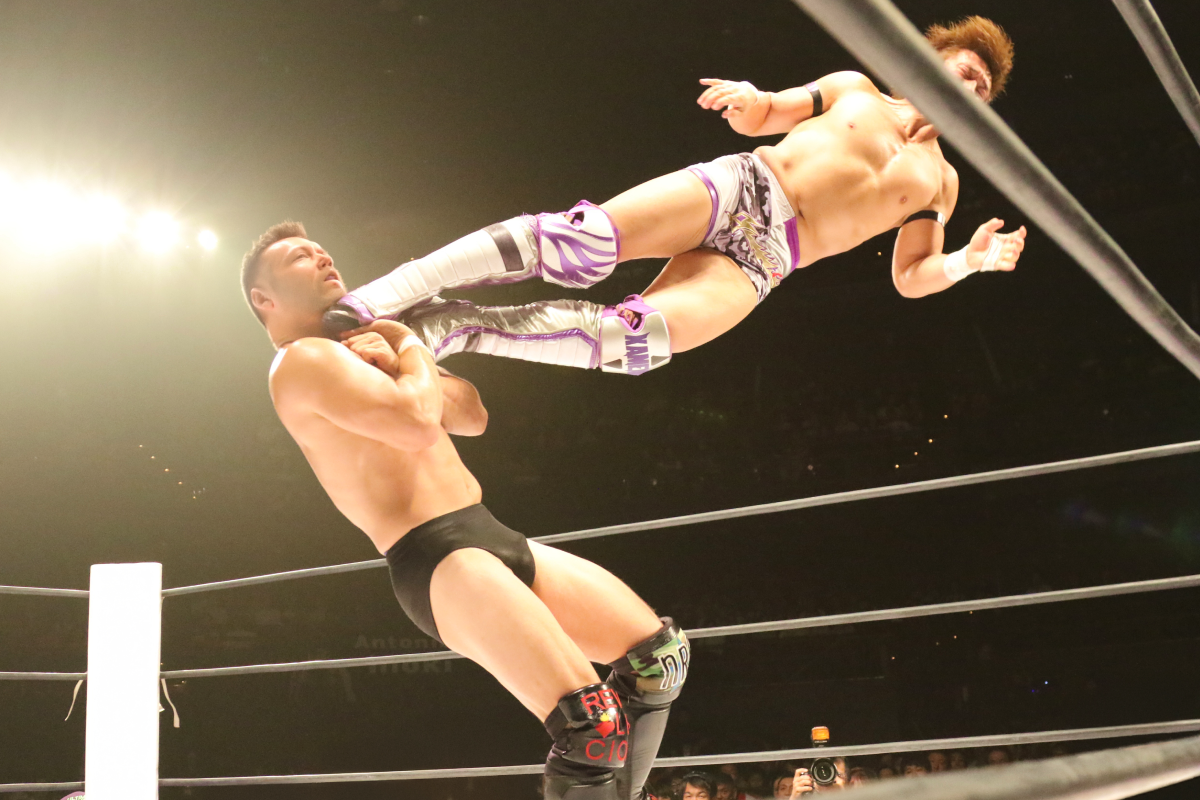 Dwóch mężczyzn w ringu uprawiający wrestling